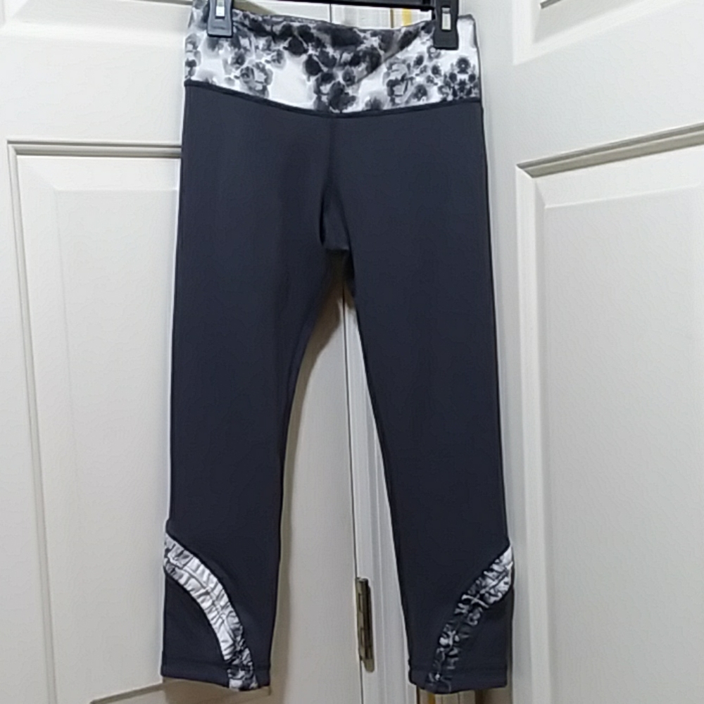 Lululemon RARE Yogi Dance pant crops Coal Black Roses Lฯ
ส
ฯ
ส
าฝษฑฯษณ Luon